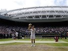 ROZJÁSANÝ WIMBLEDON. Trofej pro vítze slavného turnaje svírá Andy Murray.