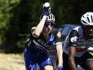 OSV̎ENÍ. Petr Vako se polévá bhem Tour de France.