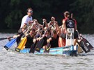 Z�vody dra��ch lod� na p�ehrad� v �esk�m �dol� (17.7.2016).