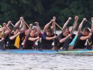 Z�vody dra��ch lod� na p�ehrad� v �esk�m �dol� (17.7.2016).