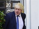 Boris Johnson ped svým domem den poté, co ho premiérka Theresa Mayová...