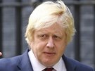 Boris Johnson odchází po svém jmenování ministrem zahranií z Downing Street 10...