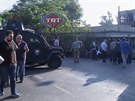 Policie a dalí lidé ped vjezdem do objektu turecké televize TRT.