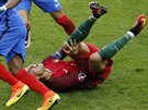 JAUUUU. Cristiano Ronaldo se drí za koleno po bolestivém souboji s Payetem....