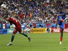 ZKUSIL TO. Paul Pogba z Francie pálí na branku Portugalska ve finálovém zápase...
