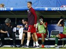 SMUTNÝ POHLED. Zranný Cristiano Ronaldo jen z laviky sleduje, jak jeho...