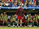 JAKO TRENÉR. Zranný Cristiano Ronaldo hecuje spoluhráe v prodlouení zápasu s...