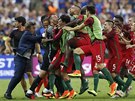 GÓÓÓÓÓL! Portugaltí fotbalisté slaví rozhodující trefu Édera ve finálovém...