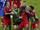 CHYTILI HO. Portugalci práv dostihli stelce gólu Édera a slaví vedení ve...