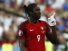 HRDINA S RUKAVICÍ. Portugalský útoník Éder slaví rozhodující gól ve finále...