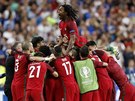 HROMADA RADOSTI. Portugaltí fotbalisté slaví gól Édera ve finále Eura.