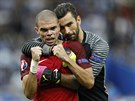 HEZKY! Portugaltí fotbalisté Pepe a Rui Patrício slaví vítzství na...