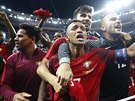 SLAVÍME! Fotbalisté Portugalska se radují z vítzství ve finále mistrovství...