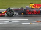 Jezdec Red Bullu Max Verstappen na závodním okruhu Silverstone bhem Velké ceny...