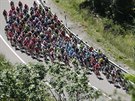 Momentka z královské pyrenejské etapy Tour de France, ve lutém dresu jede Brit...