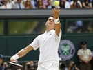 Kanadský tenista Milos Raonic podává bhem wimbledonského finále proti Andymu...