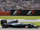 Britský jezdec Lewis Hamilton si jede pro vítzství v domácí velké cen na...