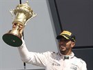 Vítz Velké ceny Británie Lewis Hamilton.