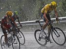 Vedoucí mu Tour de France Chris Froome (vpravo) stoupá v deváté etap do cíle...