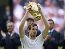 Tenista Andy Murray s trofejí pro vítze Wimbledonu.