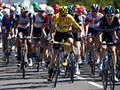 Chris Froome bhem trnácté etapy Tour de France dál drel lutý dres pro...