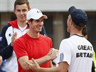 PO VÍTZNÉM DEBLU. Andy Murray gratuluje Dominicu Inglotovi, který se podílel...