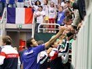 POZDRAV S FANOUKY. Francouzský tenista Jo-Wilfried Tsonga ze po výhe nad...
