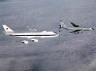 Tanker KC-135 dopluje palivo létajícímu velitelskému stanoviti E-4B