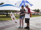 Estefan Cervantes a Jenna VanSumerenová pi hraní Pokémon Go v Michiganu.