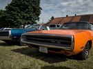 Dva nadupaní svalovci z Ameriky: modrý Chrysler 300 Convertible a oranový...