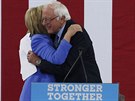 Hillary Clintonová se objímá se svým te u bývalým rivalem Bernie Sandersem v...