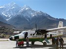 Vtina turist i horolezc, kteí opoutjí Himálaj, se na pár dn zastaví...