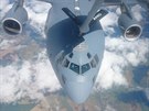 Transportní letoun C-17 Globemaster dopluje palivo za letu bhem leteckých...