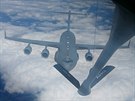 Transportní letoun C-17 Globemaster dopluje palivo za letu bhem leteckých...