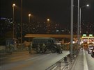 Vojenská vozidla turecké armády blokují mosty pes Bospor. (15. ervence 2016)