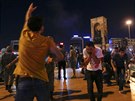 Píznivci prezidenta Erdogana se seli jet bhem noci na námstí Taksim. (16....