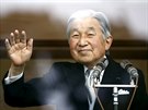 Japonský císa Akihito mává svým píznivcm, kteí se shromádili ped jeho...