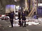 Policejní vyetovatelé ohledávají místo teroristického útoku v Nice. V pozadí...