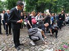 Lidé picházeli k budov francouzské ambasády v Praze, aby kvtinou i...