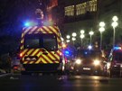 Záchranái a policisté pijídjí na místo útoku v Nice (14. ervence 2016).