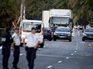 Policisté steí nákladní vz, kterým útoník v Nice úmysln vjel do davu lidí...
