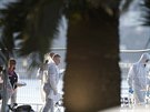 Policejní vyetovatelé ohledávají jedno z míst po teroristickém útoku v Nice...