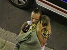 Mu utuje dívku po teroristickém útoku v Nice (14. ervence 2016)