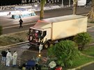 Nákladní vz, kterým terorista v Nice zabil pes osmdesát lidí (15. ervence...
