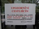 Upozornní na rychle jedoucí vlaky na nádraí v Praze - Klánovicích.