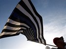 Na vzpomínkovém obadu v Dallasu se objevovala také ernobílá americká vlajka s...