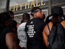 Demonstranti stojí ped radnicí ve mst Baton Rouge v Louisian. (11. ervence...