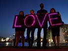 Úastníci pietní akce pro zavradné policisty s jednoduchým vzkazem: Láska....