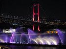 Bosporský most v Istanbulu se oblékl do barev francouzské trikolory. (15....