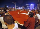Píznivci tureckého prezidenta Erdogana vyli do ulic Istanbulu na protest...